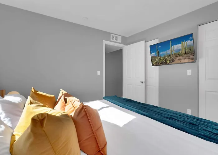 New Sonoran Oasis Pool Hot Tub Sleeps 12 Holiday home
