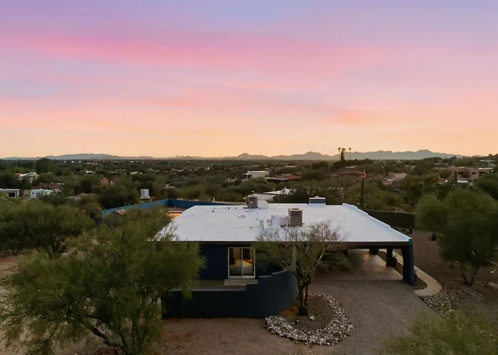 New Sonoran Oasis Pool Hot Tub Sleeps 12 Holiday home